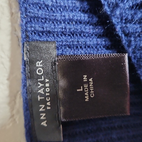 Ann Taylor Sweater Factory Size L Navy Blue Rounded Hem Knit - Picture 3 of 9